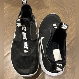 Nike Youth size 3 flex runner shoes